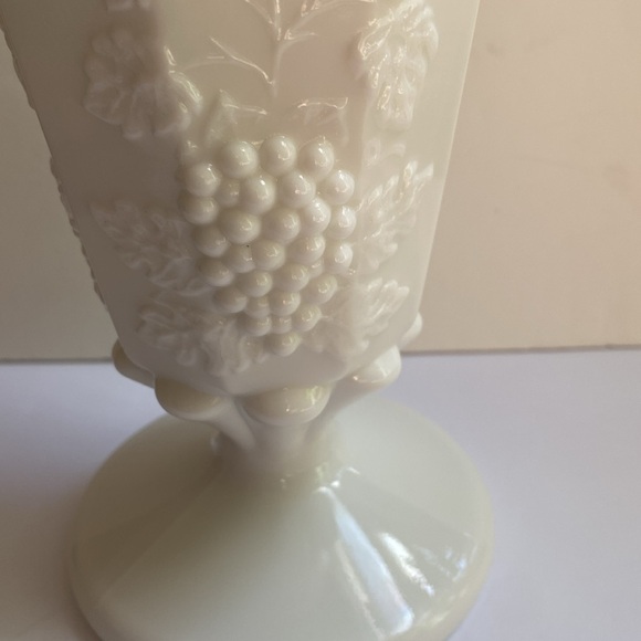 Vintage Westmoreland Paneled Grape 9¼" Tall White Milk Glass Vase ~ Crisp Detail - Picture 2 of 9